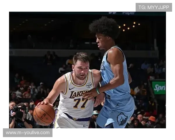 湖人首节轰45分创赛季纪录,东契奇单节主导进攻浪潮 湖人首节轰45分创赛季纪录,东契奇单节主导进攻浪潮