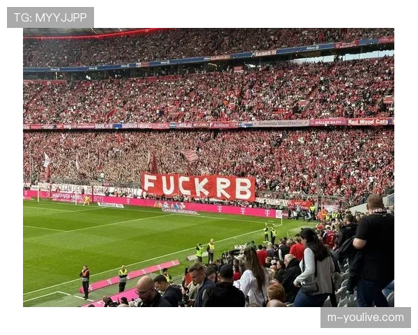 现场：拜仁球迷在南看台展示巨型TIFO，致敬即将离任的体育主管